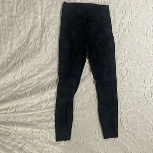 lululemon fast and free leggings size 6: 25in inseam  (black camo)